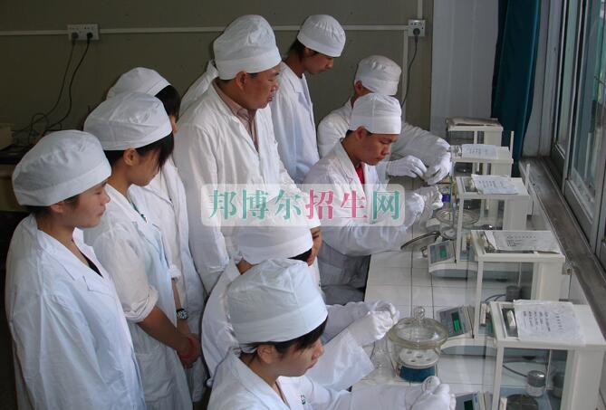 女生學藥劑專業(yè)
