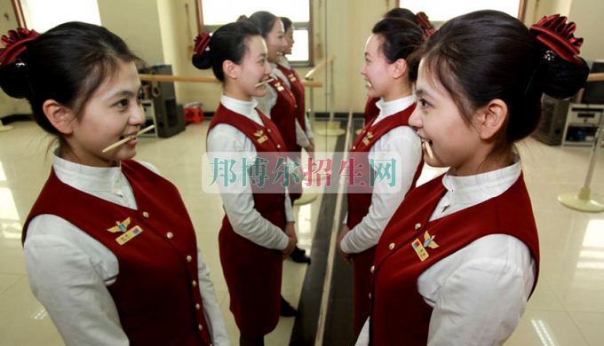 成都內(nèi)理科一?？罩谐藙?wù)大專學(xué)校