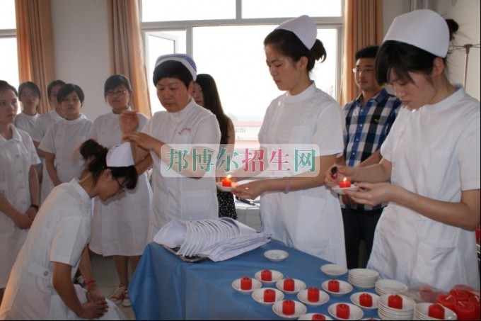 成都內(nèi)理科一專涉外護理大專學(xué)校