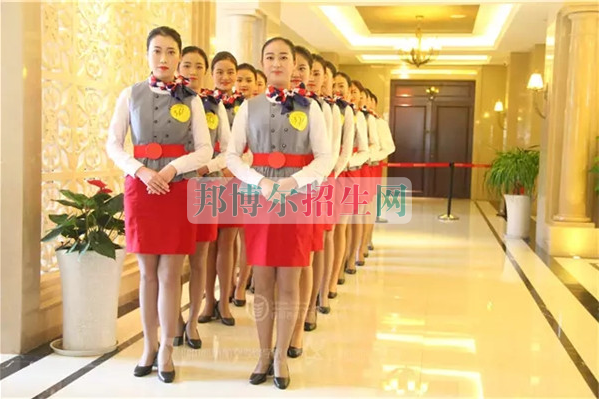 成都航空旅游職業(yè)學校開啟新學期首場招聘，場面火爆美女如云