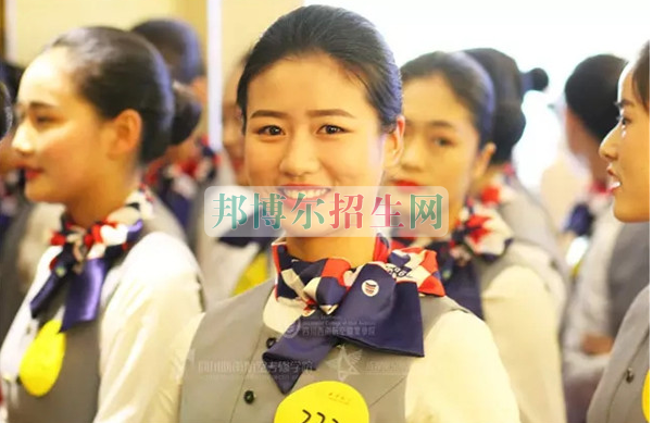 成都航空旅游職業(yè)學校開啟新學期首場招聘，場面火爆美女如云