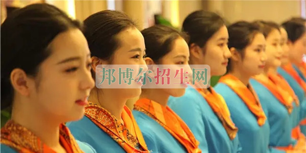 成都航空旅游職業(yè)學校開啟新學期首場招聘，場面火爆美女如云