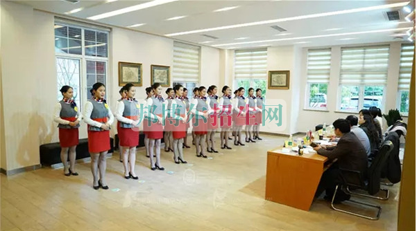 成都航空旅游職業(yè)學校開啟新學期首場招聘，場面火爆美女如云