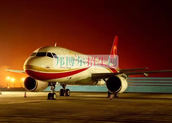 成都航空旅游職業(yè)學校開啟新學期首場招聘，場面火爆美女如云