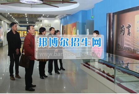 四川省檔案學校張其可副校長帶隊赴綿陽職業(yè)技術學院參觀考察