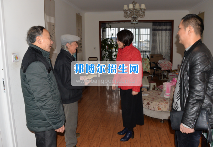 川南幼兒師范高等?？茖W(xué)校領(lǐng)導(dǎo)帶隊(duì)慰問(wèn)生活困難教職工、老黨員和老干部