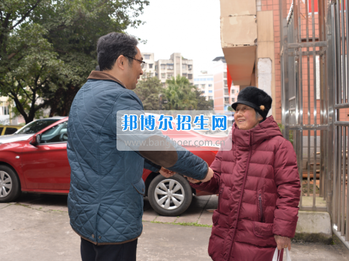 川南幼兒師范高等?？茖W(xué)校領(lǐng)導(dǎo)帶隊(duì)慰問(wèn)生活困難教職工、老黨員和老干部