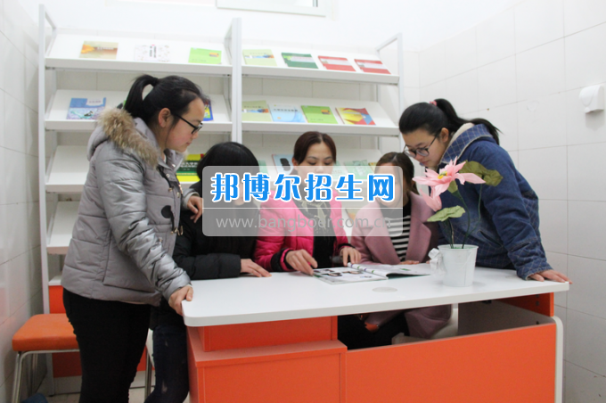 川南幼兒師范高等專科學校黨團工作站、圖書漂流站在學生公寓正式運行