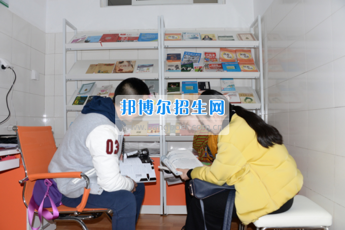 川南幼兒師范高等?？茖W校黨團工作站、圖書漂流站在學生公寓正式運行