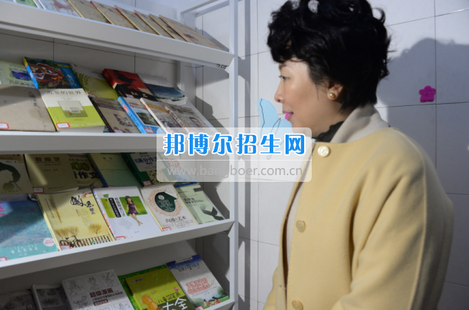 市委常委、宣傳部長潘梅到川南幼兒師范高等專科學(xué)校調(diào)研思想政治工作