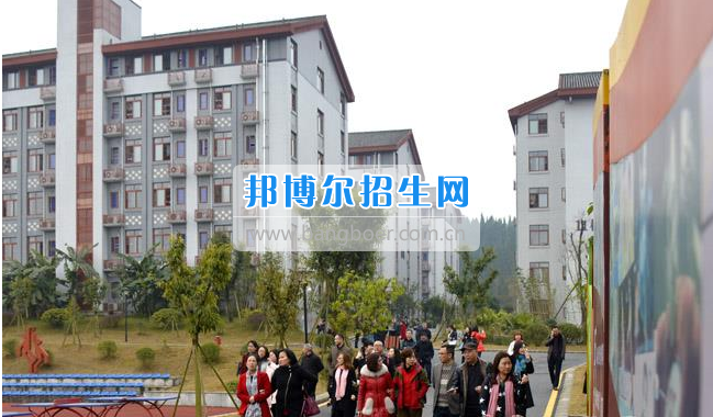 南充市建華職業(yè)中學(xué)開展“請進(jìn)來，走出去”校際交流活動(dòng)