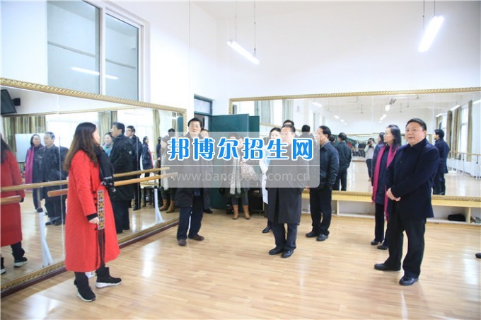 四川音樂學(xué)院黨委書記、院長林戈?duì)柦淌谝恍械酱ū庇變簬煼陡叩葘？茖W(xué)?？疾? width=