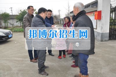 四川省什邡市職業(yè)中專(zhuān)學(xué)校黨總支慰問(wèn)師古鎮(zhèn)洛陽(yáng)村特困戶