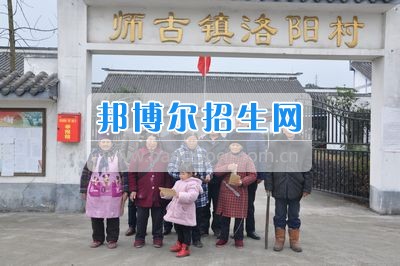 四川省什邡市職業(yè)中專(zhuān)學(xué)校黨總支慰問(wèn)師古鎮(zhèn)洛陽(yáng)村特困戶