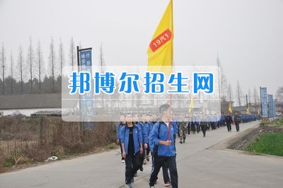 四川省什邡市職業(yè)中專學(xué)校拉練路上，我們擼起袖子邁步向前