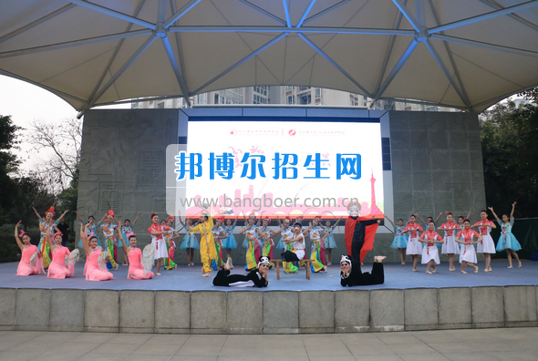 成都市洞子口職業(yè)高級(jí)中學(xué)舉行“成都，因我更美麗”主題開學(xué)典禮