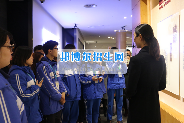 成都市洞子口職業(yè)高級(jí)中學(xué)舉行“成都，因我更美麗”主題開學(xué)典禮