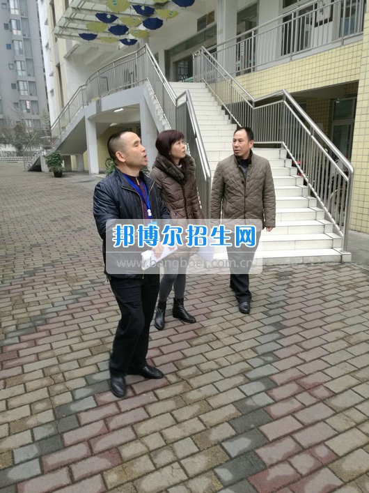 區(qū)教育局安全辦領(lǐng)導(dǎo)到成都市青蘇職業(yè)中專學校檢查安全工作