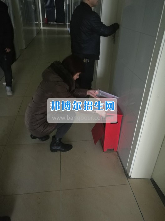 區(qū)教育局安全辦領(lǐng)導(dǎo)到成都市青蘇職業(yè)中專學校檢查安全工作