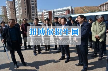 州委、州政府主要領(lǐng)導(dǎo)調(diào)研大理衛(wèi)校整體搬遷建設(shè)工作  2月10日下午，州委書記陳堅(jiān)和州委副書記、州長(zhǎng)楊健等領(lǐng)導(dǎo)蒞臨大理衛(wèi)校(大理護(hù)理職業(yè)學(xué)院)海東新校區(qū)，對(duì)學(xué)校整體搬遷項(xiàng)目建設(shè)情況進(jìn)行實(shí)地調(diào)研，并在龍山國(guó)際會(huì)議中心主持召開推進(jìn)大理衛(wèi)校(大理護(hù)理職業(yè)學(xué)院)整體搬遷建設(shè)專題會(huì)議。楊泓濤校長(zhǎng)代表學(xué)校匯報(bào)了學(xué)校的工作情況，海開委、州衛(wèi)計(jì)委、州教育局、州財(cái)政局、州發(fā)改委、州委編辦、州人社局、州審計(jì)局等部門領(lǐng)導(dǎo)對(duì)大理衛(wèi)校(大理護(hù)理職業(yè)學(xué)院)整體搬遷建設(shè)情況進(jìn)行了匯報(bào)說明。   會(huì)上,陳堅(jiān)書記強(qiáng)調(diào),各主管部門要站在促進(jìn)全州教育、衛(wèi)生事業(yè)發(fā)展的高度，加強(qiáng)協(xié)調(diào)聯(lián)動(dòng),幫助解決大理衛(wèi)校整體搬遷工作推進(jìn)上的瓶頸問題,以高標(biāo)準(zhǔn)、嚴(yán)要求組織驗(yàn)收和掃尾工作，保證施工安全、建筑安全及搬遷后的校園安全。楊健州長(zhǎng)重申了實(shí)現(xiàn)整體搬遷的意義，并要求學(xué)校要在升格組建大理護(hù)理職業(yè)學(xué)院的同時(shí)，保留大理衛(wèi)校的牌子和教學(xué)優(yōu)勢(shì)，不斷提高辦學(xué)質(zhì)量，擴(kuò)大辦學(xué)規(guī)模，為全州衛(wèi)生事業(yè)發(fā)展輸送更多優(yōu)質(zhì)人才。   此次調(diào)研和座談會(huì)充分體現(xiàn)了州委、州政府對(duì)于學(xué)校整體搬遷建設(shè)的高度重視，也為學(xué)校發(fā)展指明了方向。學(xué)校領(lǐng)導(dǎo)對(duì)州委、州政府長(zhǎng)期以來對(duì)學(xué)校的關(guān)心和支持致以衷心的感謝，并表示將按照會(huì)議的相關(guān)要求，抓實(shí)各項(xiàng)搬遷準(zhǔn)備工作，確保按時(shí)完成搬遷辦學(xué)。多措并舉做好資金籌措和師資隊(duì)伍建設(shè)，齊心協(xié)力將大理衛(wèi)校(大理護(hù)理職業(yè)學(xué)院)打造成為一所具有特色的一流高等護(hù)理職業(yè)院校。