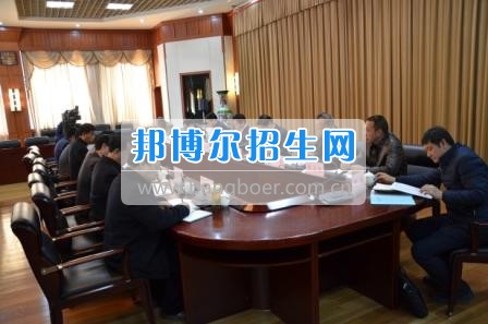 州委、州政府主要領(lǐng)導(dǎo)調(diào)研大理衛(wèi)校整體搬遷建設(shè)工作  2月10日下午，州委書記陳堅(jiān)和州委副書記、州長(zhǎng)楊健等領(lǐng)導(dǎo)蒞臨大理衛(wèi)校(大理護(hù)理職業(yè)學(xué)院)海東新校區(qū)，對(duì)學(xué)校整體搬遷項(xiàng)目建設(shè)情況進(jìn)行實(shí)地調(diào)研，并在龍山國(guó)際會(huì)議中心主持召開推進(jìn)大理衛(wèi)校(大理護(hù)理職業(yè)學(xué)院)整體搬遷建設(shè)專題會(huì)議。楊泓濤校長(zhǎng)代表學(xué)校匯報(bào)了學(xué)校的工作情況，海開委、州衛(wèi)計(jì)委、州教育局、州財(cái)政局、州發(fā)改委、州委編辦、州人社局、州審計(jì)局等部門領(lǐng)導(dǎo)對(duì)大理衛(wèi)校(大理護(hù)理職業(yè)學(xué)院)整體搬遷建設(shè)情況進(jìn)行了匯報(bào)說明。   會(huì)上,陳堅(jiān)書記強(qiáng)調(diào),各主管部門要站在促進(jìn)全州教育、衛(wèi)生事業(yè)發(fā)展的高度，加強(qiáng)協(xié)調(diào)聯(lián)動(dòng),幫助解決大理衛(wèi)校整體搬遷工作推進(jìn)上的瓶頸問題,以高標(biāo)準(zhǔn)、嚴(yán)要求組織驗(yàn)收和掃尾工作，保證施工安全、建筑安全及搬遷后的校園安全。楊健州長(zhǎng)重申了實(shí)現(xiàn)整體搬遷的意義，并要求學(xué)校要在升格組建大理護(hù)理職業(yè)學(xué)院的同時(shí)，保留大理衛(wèi)校的牌子和教學(xué)優(yōu)勢(shì)，不斷提高辦學(xué)質(zhì)量，擴(kuò)大辦學(xué)規(guī)模，為全州衛(wèi)生事業(yè)發(fā)展輸送更多優(yōu)質(zhì)人才。   此次調(diào)研和座談會(huì)充分體現(xiàn)了州委、州政府對(duì)于學(xué)校整體搬遷建設(shè)的高度重視，也為學(xué)校發(fā)展指明了方向。學(xué)校領(lǐng)導(dǎo)對(duì)州委、州政府長(zhǎng)期以來對(duì)學(xué)校的關(guān)心和支持致以衷心的感謝，并表示將按照會(huì)議的相關(guān)要求，抓實(shí)各項(xiàng)搬遷準(zhǔn)備工作，確保按時(shí)完成搬遷辦學(xué)。多措并舉做好資金籌措和師資隊(duì)伍建設(shè)，齊心協(xié)力將大理衛(wèi)校(大理護(hù)理職業(yè)學(xué)院)打造成為一所具有特色的一流高等護(hù)理職業(yè)院校。