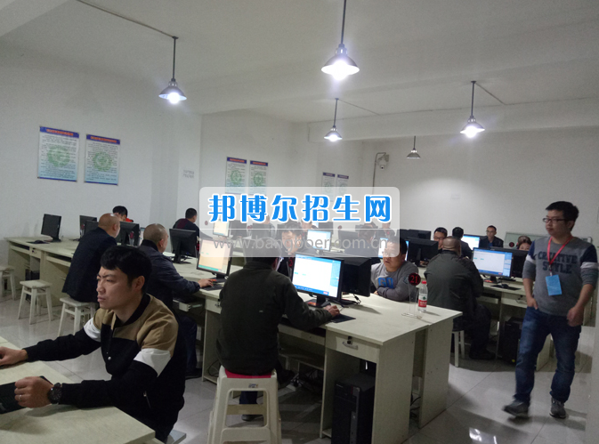 內(nèi)江市鐵路機械學校首期“特種設備、特種作業(yè)人員安全技術培訓班”順利結業(yè)