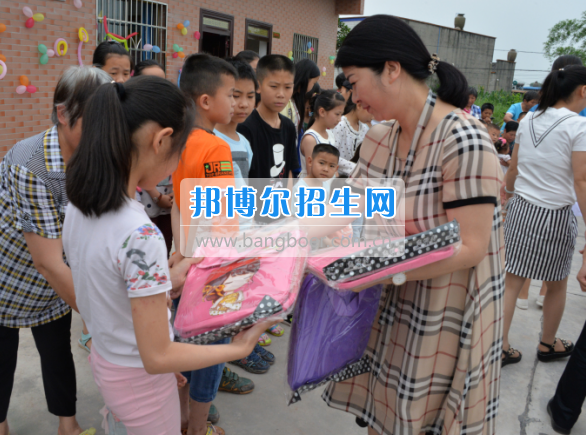 川南幼兒師范高等?？茖W校在前進村留守兒童之家舉行慶“六一“活動