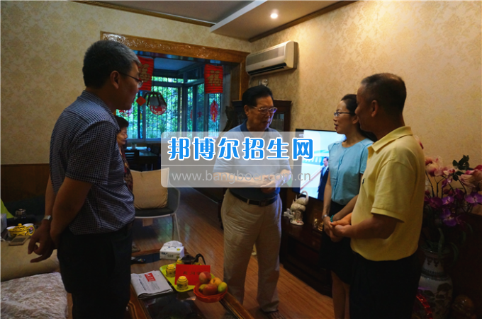 成都中醫(yī)藥大學(xué)領(lǐng)導(dǎo)走訪慰問老黨員、困難黨員和群眾代表