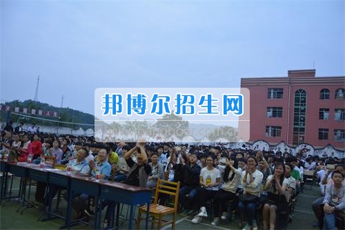 　　我校隆重舉行2017年預(yù)備班學(xué)生“各展所長，揚(yáng)帆起航”文藝匯演  　　為了豐富同學(xué)們的課余生活，提高同學(xué)們的文藝素養(yǎng)，增強(qiáng)班級(jí)間的凝聚力和親和力。6月2日晚，我校在球類運(yùn)動(dòng)場(chǎng)舉辦了預(yù)備班“各展所長，揚(yáng)帆起航”學(xué)生文藝匯演，全體預(yù)備班學(xué)生和職高部學(xué)生共800多名以及20多名教職工觀看了演出。  　　此次文藝匯演的節(jié)目內(nèi)容形式多樣、內(nèi)容豐富，激情的開場(chǎng)舞——《GOODBOY》中拉開了帷幕，伴隨著一陣陣掌聲，歌舞、小品、朗誦、相聲等精心準(zhǔn)備的22個(gè)精彩的節(jié)目為觀眾呈現(xiàn)了一道豐富的視聽盛宴，最后全體師生齊唱的《難忘今宵》把本場(chǎng)文藝匯演推向了高潮，掌聲和歡呼聲此起彼伏，臺(tái)上臺(tái)下成了一片激情四溢的海洋，本場(chǎng)文藝匯演畫上了圓滿的句號(hào)。  　　此次文藝匯演演出的成功舉辦，充分彰顯了我校預(yù)備班學(xué)生的個(gè)性，讓預(yù)備班學(xué)生充分感受到育才職高的魅力。