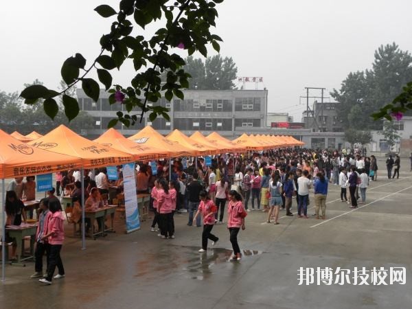 四川人民醫(yī)院護(hù)士學(xué)校2019年報(bào)名條件、招生對象