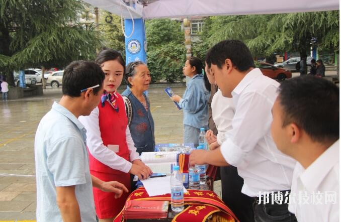 六枝特區(qū)職業(yè)技術(shù)學(xué)校2020年報(bào)名條件、招生要求、招生對(duì)象