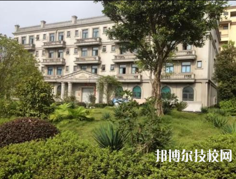 重慶聯(lián)合技工學校2020年招生辦聯(lián)系電話