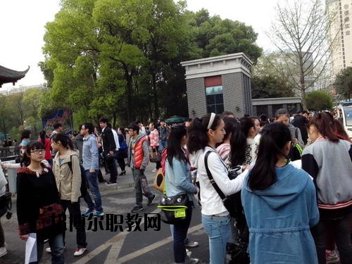 成都國演藝術(shù)學(xué)校2020年報名條件、招生要求、招生對象