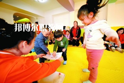 隨著二胎政策的放寬，我國新生兒的數(shù)量明顯增多，這也說明，在未來的很長一段時間里，幼師都是一個非常受歡迎的行業(yè)，而四川是座發(fā)展迅速，有深厚文化底蘊(yùn)的城市，自然是受到很多同學(xué)喜愛，近日，就會問小編關(guān)于四川讀幼師學(xué)校好不好?那接下來，小編就給大家介紹一下四川幼師學(xué)校，如果你有更多疑問，歡迎點(diǎn)擊右側(cè)的咨詢欄與我們交流。  四川讀幼師的就業(yè)前景 就業(yè)容易，畢業(yè)學(xué)生不愁“嫁”盡管當(dāng)前就業(yè)形勢嚴(yán)峻，各地大學(xué)生就業(yè)難度大，但許多城市的學(xué)前教育專業(yè)畢業(yè)生并未受影響，反而逆勢上漲，待遇也比往年有所提高。近年來，由于幼兒園發(fā)展的需要，很多單位幼兒教師奇缺，連男老師也變得搶手起來。學(xué)前、初教專業(yè)畢業(yè)生不愁“嫁”，甚至有很多幼教機(jī)構(gòu)到學(xué)校預(yù)約、搶簽畢業(yè)生，幼教人才受歡迎程度可見一斑。  四川讀幼師的優(yōu)勢 幼教項(xiàng)目的穩(wěn)定性強(qiáng)，不受市場沖擊，打造終身產(chǎn)業(yè)?，F(xiàn)階段，無論是從國家教育改革發(fā)展的全局出發(fā)，還是從目前有關(guān)民辦學(xué)前教育的法律法規(guī)政策等方面來看，民辦學(xué)前教育發(fā)展?jié)摿Χ际志薮?。其次，成就子女未來。選擇了幼教工作，可以讓我們更懂得如何教育子女，對自己未來孩子接收良好的家庭教育有著十分重要的促進(jìn)作用。女性投身幼教行業(yè)后，長期接受最先進(jìn)的幼教理念和適合中國幼兒的各類課程，繼而在對自己子女的教育觀念和方法上也會更科學(xué)，為孩子今后的發(fā)展奠定更好的基礎(chǔ)。  德陽科貿(mào)職業(yè)學(xué)院幼師升學(xué)班學(xué)前教育專業(yè)介紹 本專業(yè)順應(yīng)國家“幼有所育”學(xué)前教育決策和學(xué)前教育專業(yè)人才極度短缺的社會需求而設(shè)，是一個綜合性較強(qiáng)的專業(yè)，涵蓋0-6歲兒童的教育，作為人生起點(diǎn)教育的學(xué)前教育專業(yè)對人的一生的發(fā)展和教育起著重要的奠基作用。本專業(yè)緊密對接各級各類幼兒園和早期教育機(jī)構(gòu)等實(shí)施合作辦學(xué)、合作育人，強(qiáng)化“四能”特長(彈唱、舞蹈、美術(shù)、游戲)、“五會”素養(yǎng)(保育、保健、教育、溝通、管理)，致力于培養(yǎng)新時代“有愛心、有耐心、有恒心、有責(zé)任心”的學(xué)前教育人才。  培養(yǎng)目標(biāo)：本專業(yè)培養(yǎng)以立德樹人為己任，具有良好的職業(yè)道德、專業(yè)素養(yǎng)、協(xié)作精神、溝通能力和創(chuàng)新意識，擁有先進(jìn)的幼兒教育理念，具有較扎實(shí)的學(xué)前教育的專業(yè)知識與專業(yè)技能，具備較強(qiáng)的幼兒保教能力，從事幼兒園教育教學(xué)、保育保健工作的高素質(zhì)應(yīng)用型人才。  核心課程：學(xué)前教育學(xué)、學(xué)前兒童心理學(xué)、幼兒游戲理論與實(shí)踐、幼兒行為觀察、幼兒園五大領(lǐng)域教育、學(xué)前衛(wèi)生學(xué)、聲樂、鋼琴、舞蹈、美術(shù)、幼兒歌曲彈唱、幼兒舞蹈創(chuàng)編、幼兒園班級管理、幼兒手工、家庭教育等。  職業(yè)前景：習(xí)近平總書記在“黨的十九大”上指出：“增進(jìn)民生福祉是發(fā)展的根本目的。必須多謀民生之利、多解民生之憂，在發(fā)展中補(bǔ)齊民生短板、促進(jìn)社會公平正義，在幼有所育、學(xué)有所教上不斷取得新進(jìn)展。”  2019年教育部《2018年全國教育事業(yè)發(fā)展統(tǒng)計公報》顯示，2018年全國共有幼兒園26.67萬所，比上年增加1.17萬所，增長4.60%; 在園幼兒4656.42萬人，比上年增加56.28萬人;學(xué)前教育毛入園率達(dá)到81.7%，比上年提高2.1%，且0-6歲兒童超過1億，幼兒園專任教師258.14萬人。按照國家對學(xué)前教育師幼比(1:5)的規(guī)定，幼兒園專任教師的缺口高達(dá)673萬多。學(xué)前教育專業(yè)人才就業(yè)前景非常廣闊。  就業(yè)崗位：幼兒園教師、幼兒保育員、幼兒保健教師、早期教育教師。  獲取資格證書：幼兒園教師資格證、普通話水平證書(二甲及以上)  專業(yè)實(shí)訓(xùn)室：幼兒保育實(shí)訓(xùn)室、幼兒衛(wèi)生保健實(shí)訓(xùn)室、仿真幼兒園、幼兒手工制作實(shí)訓(xùn)室、幼兒美術(shù)實(shí)訓(xùn)室、聲樂實(shí)訓(xùn)室、形體舞蹈實(shí)訓(xùn)室、鋼琴實(shí)訓(xùn)室、游戲與感統(tǒng)實(shí)訓(xùn)室、繪本實(shí)訓(xùn)室、蒙臺梭利教育實(shí)訓(xùn)室、奧爾夫音樂實(shí)訓(xùn)室等。  專業(yè)實(shí)踐基地：廣漢市第三幼兒園、廣漢市雒城鎮(zhèn)第四幼兒園、廣漢市西外中心幼兒園、德陽市旌南幼兒園、德陽市黃河?xùn)|路幼兒園、四川師范大學(xué)實(shí)驗(yàn)幼兒園、四川師范大學(xué)附屬啟夏幼兒園、成都市武侯區(qū)福錦幼兒園、崇州市虹橋歡樂谷幼兒園、岳池知恩行幼兒園、西充縣青葵幼兒園等。  上面關(guān)于四川讀幼師學(xué)校好不好?小編介紹了，小編覺得不管是讀什么學(xué)校都是要從多方面來考慮的，要看行業(yè)的發(fā)展前景怎么樣，還要看這個專業(yè)到底適不適合自己，就好像幼師學(xué)校，一定要學(xué)好小孩子才可以去讀，因?yàn)檫@個專業(yè)將來出來不管做什么工作，都是要和小朋友待在一起的。如有更多問題，歡迎咨詢邦博爾網(wǎng)。