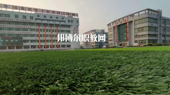 問(wèn)：珠海索卡科技技工學(xué)校怎么樣、好不好?  答:珠海市索卡科技技工學(xué)校是經(jīng)珠海市人力資源和社會(huì)保障局批準(zhǔn)成立，廣東索卡集團(tuán)有限公司創(chuàng)辦的以培養(yǎng)中級(jí)技術(shù)人才為主的全日制中等技工學(xué)校。學(xué)校位于粵港澳大灣區(qū)的珠海市后花園高欄港經(jīng)濟(jì)區(qū)平沙鎮(zhèn)，是2020年珠海市西部地區(qū)僅有的一所中等職業(yè)學(xué)校。學(xué)校被列為廣東省足球協(xié)會(huì)(珠海)培訓(xùn)實(shí)驗(yàn)基地、珠海市新型技能人才培訓(xùn)基地，珠海市國(guó)防與公共安全體驗(yàn)基地。  珠海索卡科技技工學(xué)校就業(yè) 學(xué)校堅(jiān)持校企合作的辦學(xué)思路，采取訂單式的人才培養(yǎng)模式，與省市足協(xié)和部分省內(nèi)外高等院校、眾多優(yōu)質(zhì)企業(yè)建立了校企合作關(guān)系，學(xué)生就業(yè)率保持在100%。索卡集團(tuán)以“體育+旅游”產(chǎn)業(yè)開發(fā)為核心，多元化經(jīng)營(yíng)，業(yè)務(wù)覆蓋體育、游艇、教育、酒店、醫(yī)療、康復(fù)康養(yǎng)、產(chǎn)業(yè)科研、商業(yè)運(yùn)營(yíng)、資本投資等領(lǐng)域，2019年正在珠海市平沙鎮(zhèn)投資建設(shè)“索卡國(guó)際足球小鎮(zhèn)”項(xiàng)目，計(jì)劃總投資60億元人民幣。  珠海索卡科技技工學(xué)校 學(xué)校規(guī)劃占地面積205畝，現(xiàn)有建筑面積約3萬(wàn)平方米，環(huán)境優(yōu)美，交通便利，教學(xué)生活設(shè)施齊全，是一所獨(dú)具特色的技工學(xué)校。學(xué)校建有標(biāo)準(zhǔn)足球場(chǎng)、籃球場(chǎng)、排球場(chǎng)、羽毛球場(chǎng)、乒乓球場(chǎng)等活動(dòng)場(chǎng)所。有教學(xué)樓、實(shí)訓(xùn)樓、學(xué)生公寓樓、學(xué)術(shù)報(bào)告廳、學(xué)生社團(tuán)活動(dòng)中心等教育教學(xué)生活場(chǎng)所。  珠海索卡科技技工學(xué)校管理 學(xué)校管理科學(xué)規(guī)范，采取全封閉軍事化管理模式。學(xué)校有一支既能從事理論教學(xué)，又能指導(dǎo)實(shí)訓(xùn)的“雙師型”隊(duì)伍。學(xué)校堅(jiān)持“以就業(yè)為導(dǎo)向、以服務(wù)為宗旨、以質(zhì)量求生存、以管理樹形象、以特色謀發(fā)展，達(dá)到學(xué)生、家長(zhǎng)、用人單位滿意”的辦學(xué)理念，根據(jù)市場(chǎng)需求，對(duì)接企業(yè)建專業(yè)，對(duì)接崗位設(shè)課程，根據(jù)興趣選專業(yè)，與就業(yè)市場(chǎng)緊密對(duì)接。  我們的起點(diǎn)可能很低，但我們要有扭轉(zhuǎn)局面的能力，努力把自己的成績(jī)提升上去，很多的學(xué)校都是看重統(tǒng)招的分?jǐn)?shù)線的，只有把自己的學(xué)習(xí)提升上了了，你在考試中才能夠游刃有余，一次考試定乾坤，最后選擇有優(yōu)勢(shì)的學(xué)校。