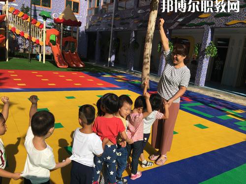 隨著我國人口基數(shù)的大幅上漲，我國幼兒園的數(shù)量呈現(xiàn)逐年遞增的趨勢，但符合現(xiàn)在教育標準的專業(yè)性幼兒教師卻少之又少，所以說幼兒教師行業(yè)是現(xiàn)目前非常有發(fā)展前途的行業(yè)之一。近日就有不少同學咨詢小編關(guān)于成都女生讀幼師學校學什么專業(yè)好?女生若是想學幼師類專業(yè)，可以選擇的專業(yè)方向是很多的，在這里就給大家介紹一下。  學前教育專業(yè)就業(yè)前景 在早期教育方面，0-3歲是人的一生中發(fā)展最重要的時期。一個人的學習能力的50%是在生命的頭4年中發(fā)展起來的，初生嬰兒的腦發(fā)育比15歲孩子快1000倍。很多思想和智力是在3歲前打下基礎(chǔ)的。0-3歲是嬰幼兒成長的關(guān)鍵期：最初的身體素質(zhì)、智力發(fā)展、個性品質(zhì)的形成于發(fā)展都是從這里開始的。越來越多的家長開始接受并重視早期教育，早期教育在我國經(jīng)過10余年的發(fā)展已經(jīng)形成相當?shù)囊?guī)模，不僅是大城市，就算是三、四線城市也隨處可見大大小小的“親子園”“親子中心”“早教中心”等早教機構(gòu)，但專業(yè)的早期教育師資嚴重不足。  學前教育專業(yè)就業(yè)崗位 1、教師或兒童顧問;  2、兒童發(fā)展評估和指導(dǎo)人員、兒童教育和衛(wèi)生發(fā)展政策制定者、兒童教育咨詢專家——在有關(guān)政府機關(guān)、各大醫(yī)院的兒科門診工作;  3、兒童專欄節(jié)目采編人員——在報社、雜志社、電臺電視臺等媒體工作;  4、各類兒童用品開發(fā)的專業(yè)顧問或市場調(diào)查和分析專業(yè)人士等。  幼師專業(yè)介紹 培養(yǎng)目標：本專業(yè)培養(yǎng)熱愛幼兒教育事業(yè)，能適應(yīng)幼兒教育改革與發(fā)展的需要，關(guān)愛幼兒，有良好的師德、寬厚的科學文化知識和扎實的學前教育專業(yè)理論，具有過硬的專業(yè)技能、教育能力及教育研究的意識和能力，綜合素質(zhì)高，能在托幼機構(gòu)從事0-6歲保教、管理工作的幼兒教師。  核心課程：舞蹈，視唱，琴法，樂理，聲樂，美術(shù)，鍵盤和聲與伴奏，幼兒歌曲伴奏，玩教具制作，教師口語，教師禮儀，幼兒游戲與主持，幼兒教育學，兒童文學，幼兒衛(wèi)生與保健，幼兒心里學，幼師英語，珠心算等。  女生讀學前教育怎么樣 學前教育前景不錯，對女孩來說尤其是不錯的選擇。特別是有品牌的幼兒園，十分吃香。  隨著我國幼教事業(yè)的迅速發(fā)展，對于幼兒教師和管理人員的需求驟增，幼師專業(yè)的畢業(yè)生供不應(yīng)求。盡管今年來全國各地一些院校增建了學前教育專業(yè)來培養(yǎng)幼兒教師，仍然不能滿足整個社會的需求。  國家中長期教育改革和發(fā)展規(guī)劃綱要(2010-2020年)中指出，到2020年，普及學前一年教育，基本普及學前兩年教育，重視0至3歲嬰幼兒教育。大力發(fā)展公辦幼兒園，積極扶持民辦幼兒園。嚴格執(zhí)行幼兒教師資格標準，依法落實幼兒教師地位和待遇。  上面關(guān)于成都女生讀幼師學校學什么專業(yè)好，小編給大家介紹了。幼教專業(yè)現(xiàn)在已經(jīng)成為了當代女生選擇的熱門的教育行業(yè)之一。因為幼師是孩子成長關(guān)鍵的存在，越來越多的孩子需要受到教育，幼兒教師在今后的道路是很寬廣的。對于女生來說，幼師專業(yè)還是不錯的，因為將來從事工作上會有許多優(yōu)勢，比較好就業(yè)。