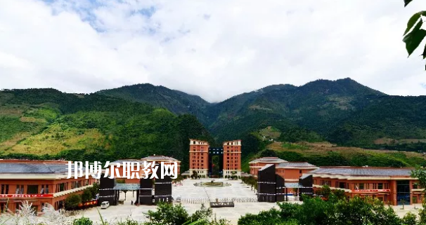 迪慶州民族中等專業(yè)學(xué)校2021年報名條件、招生要求、招生對象