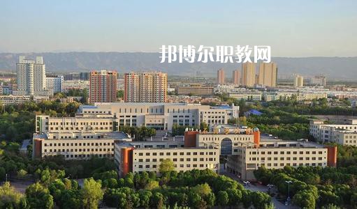 新疆石河子衛(wèi)生學(xué)校2021年有哪些專(zhuān)業(yè)?我們知道同學(xué)們?cè)谶x擇專(zhuān)業(yè)的時(shí)候?qū)嶋H上專(zhuān)業(yè)比學(xué)校更重要，對(duì)于同學(xué)們來(lái)說(shuō)在選擇專(zhuān)業(yè)的時(shí)候是需要慎重的。  新疆石河子衛(wèi)生學(xué)校專(zhuān)業(yè)設(shè)置 學(xué)校設(shè)有：護(hù)理學(xué)、藥劑學(xué)、檢驗(yàn)學(xué)三大專(zhuān)業(yè)。其中護(hù)理學(xué)：有中專(zhuān)和大專(zhuān)兩種，大專(zhuān)為石河子大學(xué)在該校委培專(zhuān)業(yè)，頒發(fā)石河子大學(xué)的畢業(yè)證書(shū)。  新疆石河子衛(wèi)生學(xué)校學(xué)校優(yōu)勢(shì) 學(xué)校地址位于石河子市中心位置，旁邊為石河子市人民醫(yī)院(農(nóng)八師石河子市人民醫(yī)院)也是石河子的120急救中心。步行至石河子市游憩廣場(chǎng)只需要10分鐘，學(xué)校地理位置屬于石河子市市中心。交通發(fā)達(dá)。  學(xué)習(xí)優(yōu)勢(shì)：每門(mén)課程都有專(zhuān)業(yè)的老師帶教，在每個(gè)假期，都將組織學(xué)生參與臨床見(jiàn)習(xí)，增加學(xué)生的臨床經(jīng)驗(yàn)。  其他優(yōu)勢(shì)：每一位在校生，都可以申請(qǐng)國(guó)家貧困助學(xué)金，國(guó)家撥款，每人每年1500元，均發(fā)至學(xué)生手上，解決了學(xué)生的基本溫飽問(wèn)題，為貧困學(xué)生創(chuàng)造了學(xué)習(xí)條件。  另：南疆三地州學(xué)生、農(nóng)村籍學(xué)生、貧困生(非城市、城鎮(zhèn)戶(hù)口)可以申請(qǐng)減免學(xué)費(fèi)，每人每年減免2000元，即只需繳納400元，即可上學(xué)，完成貧困學(xué)生學(xué)習(xí)的心愿。學(xué)生可以使用半價(jià)火車(chē)票往返，每年4次。  新疆石河子衛(wèi)生學(xué)校學(xué)校榮譽(yù) 學(xué)校以治校嚴(yán)謹(jǐn)，講求質(zhì)量，辦學(xué)成績(jī)斐然而著稱(chēng)。多年來(lái)被石河子市評(píng)為“精神文明先進(jìn)單位”、“民族團(tuán)結(jié)先進(jìn)單位”、“衛(wèi)生綠化先進(jìn)單位”、“綜合治理先進(jìn)單位”、“招生先進(jìn)集體”，“德育教育先進(jìn)學(xué)校”。 2000年通過(guò)兵團(tuán)《中等醫(yī)學(xué)主要專(zhuān)業(yè)設(shè)置》評(píng)估;2003年通過(guò)兵團(tuán)《中等職業(yè)學(xué)校合格評(píng)估》;2002年被國(guó)家教育部首批確定為“全國(guó)護(hù)理專(zhuān)業(yè)示范點(diǎn)學(xué)校”;2003年教育部評(píng)估為“全國(guó)重點(diǎn)中等職業(yè)學(xué)校”;2004年教育部確定為全國(guó)“護(hù)理專(zhuān)業(yè)領(lǐng)域技能型人才培養(yǎng)培訓(xùn)基地”，同時(shí)，被國(guó)家教育部列為“全國(guó)衛(wèi)生職業(yè)教學(xué)模式研究課題組學(xué)校”、“面向二十一世紀(jì)全國(guó)衛(wèi)生職業(yè)學(xué)校系列教改教材編輯委員會(huì)”學(xué)校. 2005年4月，參加“全國(guó)護(hù)理教學(xué)改革成果展示賽”榮獲團(tuán)體“二等獎(jiǎng)”和“組織獎(jiǎng)”。2005年12月被教育教育部評(píng)為“全國(guó)護(hù)理教學(xué)改革先進(jìn)學(xué)校”。  小編為同學(xué)們整理好了學(xué)校的招生專(zhuān)業(yè)，同學(xué)們可以仔細(xì)的看看，對(duì)于同學(xué)們自己來(lái)說(shuō)選擇一個(gè)適合自己的專(zhuān)業(yè)是非常重要的事情的哦，這樣才能保證后期的就業(yè)的哦。
