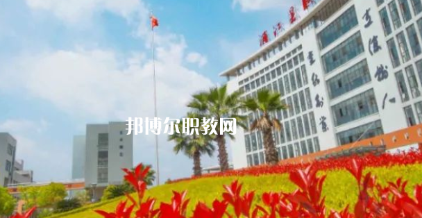 浦江縣職業(yè)技術(shù)學(xué)校招生計劃人數(shù)根據(jù)專業(yè)不同，計劃也是不同的，例如：幼兒保育招生40人，學(xué)前教育招生57人，普職融通招生150人，工藝美術(shù)招生150人，淘寶美工招生40人，等等，邦博爾小編為大家整理了浦江縣職業(yè)技術(shù)學(xué)校招生計劃人數(shù)詳細(xì)內(nèi)容，信息僅供參考，如有變動，以學(xué)校官方最新消息為準(zhǔn)。  一、浦江縣職業(yè)技術(shù)學(xué)校招生計劃一覽表 二、浦江縣職業(yè)技術(shù)學(xué)校招生情況 1、浦江縣職業(yè)技術(shù)學(xué)校招生條件、要求  遵紀(jì)守法、熱愛勞動、文明禮貌、樸實(shí)誠信;  無疾病、無傳染病、無慢性病史、無犯罪史、無嚴(yán)重違紀(jì)史;  身體健康，學(xué)生品行端正。  2、浦江縣職業(yè)技術(shù)學(xué)校招生對象  招收應(yīng)屆、歷屆初中畢業(yè)及以上文化程度的學(xué)生  三、浦江縣職業(yè)技術(shù)學(xué)校簡介 學(xué)校有全國職教名師、省特級教師、大師名家、省市教壇新秀、省技術(shù)能手、市學(xué)科帶頭人40多人。智慧校園管理系統(tǒng)、體育館、圖書館、電子閱覽室、校內(nèi)外實(shí)訓(xùn)基地等，教學(xué)設(shè)施一應(yīng)俱全。  學(xué)校設(shè)有浦江縣職業(yè)技能培訓(xùn)中心和職業(yè)技能鑒定中心。  四、浦江縣職業(yè)技術(shù)學(xué)?？诒?校友評價：浦江縣職業(yè)技術(shù)學(xué)校辦學(xué)特色鮮明，教學(xué)設(shè)施一應(yīng)俱全，為本地經(jīng)濟(jì)建設(shè)和社會發(fā)展培養(yǎng)高技能人才。  校友評價：浦江縣職業(yè)技術(shù)學(xué)校教學(xué)設(shè)備比較齊全，老師工作認(rèn)真，領(lǐng)導(dǎo)班子心齊。