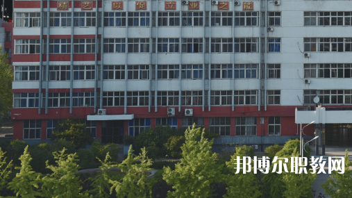 開灤技師學(xué)院招生計(jì)劃?每年學(xué)校在招生季節(jié)都會(huì)公布自己的招生計(jì)劃，那么學(xué)生們?cè)趯?duì)學(xué)校所進(jìn)行選擇的時(shí)候，是可以具體看看一所學(xué)校的招生計(jì)劃，然后再看看學(xué)校所公布的招生要求是否是自己可以滿足的，從而決定對(duì)學(xué)校的報(bào)讀。  一、開灤技師學(xué)院招生計(jì)劃一覽表 二、開灤技師學(xué)院招生情況 1、開灤技師學(xué)院招生條件、要求  身高:1.55米以上。  體重:不低于50公斤，高限不超過標(biāo)準(zhǔn)體重的50%。  視力:裸眼視力左右均在4.7(含47)以上，砂眼左右無第二期三個(gè)“十”者，無色弱、色盲者。  耳病:無化膿性中耳炎者。  聽力:左右兩側(cè)均大于80%(包括80%分貝)。  鼻病:無萎縮性鼻炎及較重肥大性鼻炎者。  血壓:90mmHg<收縮壓<140mmHg、60mmHg<舒張壓<90mmHg  心臟:二級(jí)收縮期雜音以下和心率在90次/分以下者。  肺臟:無慢性支氣管炎 支氣管哮喘、肺結(jié)核、結(jié)核性胸膜炎等呼吸系統(tǒng)慢性病。  腹部無任何腫物和肝、脾不腫大者(肝大一公分以內(nèi)功能正常者除外)。  對(duì)紋身者,面部、頸部紋身直徑不超過2cm，著短裝身體其他裸露部位直徑不超過3cm。面部、頸部紋身直徑超過2cm或其他部位超過3cm的，不合格;如本人能夠積極處理，可視為合格。  輔助檢查、胸透、化驗(yàn)正常者。  其他:無殘疾、無駝背、無畸形、無較重之扁平足或拇指外翻 無腿部或精索靜脈曲張者,無難治或面積較大之皮膚疾病,無痔或漏者，無疝氣者，無多發(fā)性淋巴腺腫大者，無較重慢性病者，無不適合招錄崗位所要求的身體條件者。  2、開灤技師學(xué)院招生對(duì)象  中考生和往屆生，  三、開灤技師學(xué)院簡(jiǎn)介 學(xué)校服務(wù)河北省能源、裝備制造等傳統(tǒng)產(chǎn)業(yè)升級(jí)，服務(wù)京津冀產(chǎn)業(yè)智慧化水平提升的發(fā)展需求，瞄準(zhǔn)河北省新興產(chǎn)業(yè)、現(xiàn)代服務(wù)業(yè)創(chuàng)新發(fā)展戰(zhàn)略，對(duì)接能源(煤炭)，裝備制造、現(xiàn)代服務(wù)業(yè)等產(chǎn)業(yè)設(shè)置專業(yè)，開設(shè)電氣自動(dòng)化設(shè)備安裝與維修、煤礦技術(shù)、電子商務(wù)、計(jì)算機(jī)網(wǎng)絡(luò)技術(shù)等專業(yè)16個(gè)。  2020年突出發(fā)展現(xiàn)代服務(wù)業(yè)的要求，增設(shè)《幼兒教育》專業(yè)。經(jīng)過幾年發(fā)展，逐步形成“裝備制造業(yè)與現(xiàn)代服務(wù)業(yè)共同主導(dǎo)、傳統(tǒng)產(chǎn)業(yè)與新興產(chǎn)業(yè)雙輪驅(qū)動(dòng)的發(fā)展格局”相適應(yīng)的專業(yè)布局。  四、開灤技師學(xué)院口碑 校友評(píng)價(jià)：開灤技師學(xué)院地理位置優(yōu)越，交通十分方便。  校友評(píng)價(jià)：開灤技師學(xué)院畢業(yè)生就業(yè)前景光明。