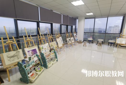 重慶2024年上中專學(xué)校多少錢(qián)