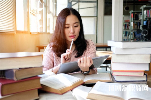 湖南哪里的中職學校能讀服裝制作與生產管理專業(yè)