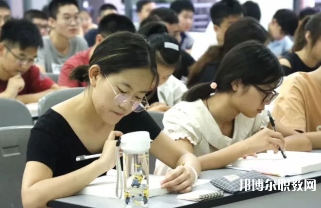 2025恩施技工學(xué)校最新排名前三名單